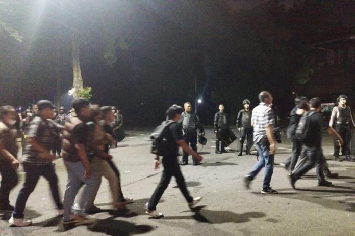 Renon Mencekam, Demo Anarkis Hingga Dini Hari 1