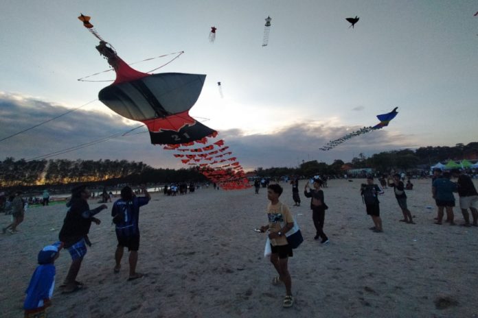 'Revolution Kite' Buat Penasaran, Pengunjung Membludak Ke Pantai Mertasari Hingga Timbulkan Kemacetan 1