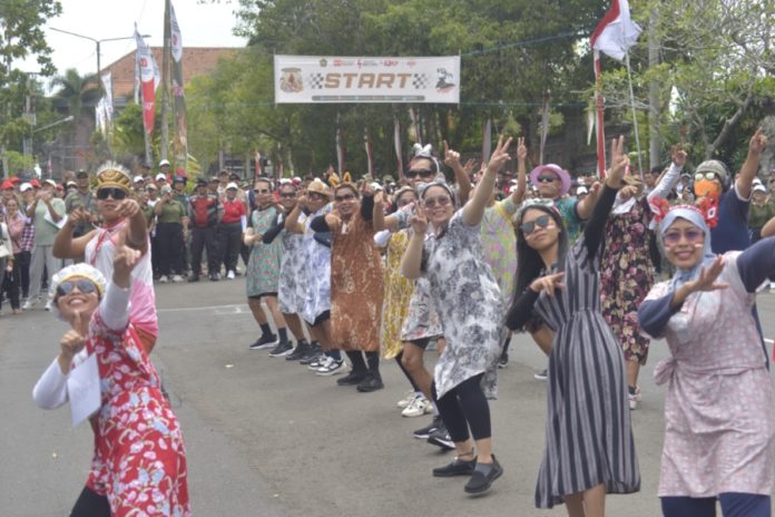 Semarak Gerak Jalan Karyawan Pemkab Jembrana Warnai HUT RI Dan Kota Negara 1