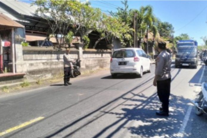 Tabrak Belakang Truk Lalu Diserempet Tronton, Pemuda Asal Tianyar Tewas 1