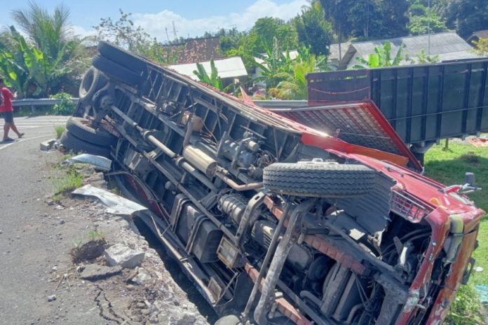 Tabrak Pembatas Di Jalan Denpasar Gilimanuk, Truk Terguling 1