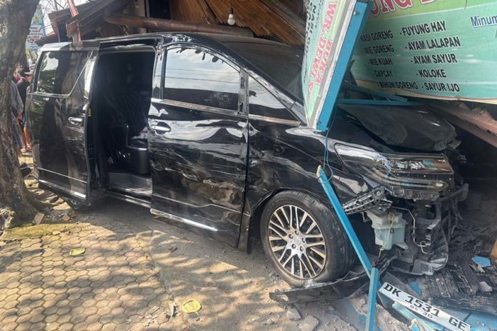 Tabrakan Beruntun Di Mengwi, Sejumlah Kendaraan Rusak 1