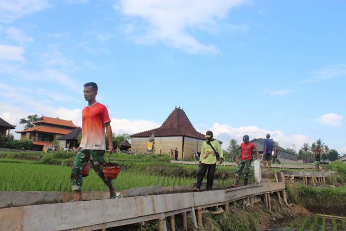 TNI Kebut Pembangunan Jalan Usaha Tani Di Desa Batuan 1
