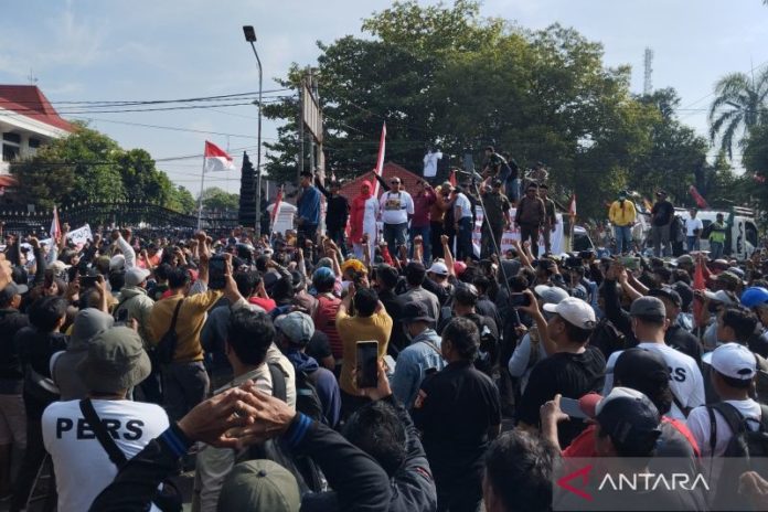 Warga Demo Tuntut Bupati Pati Mundur 1