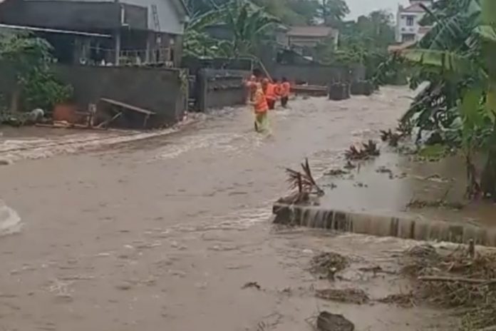 Air Bah Terjang Perumahan Uma Dewa, Enam KK Diungsikan 1