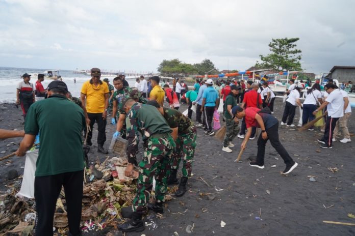 Aksi Bersih Bersih Sasar Pesisir Kusamba 1