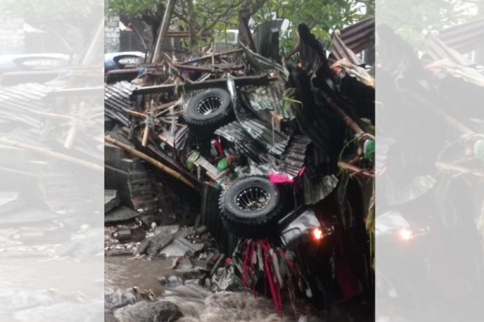 Banjir Hanyutkan Sejumlah Mobil Dan Motor, Tenggelamkan Taman Beji Pura Puseh Ubung 1