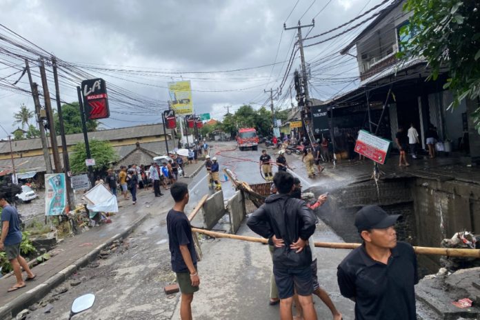 Banjir Kerobokan Canggu, Mobil Berisi Pasutri Terseret Arus Sungai 2