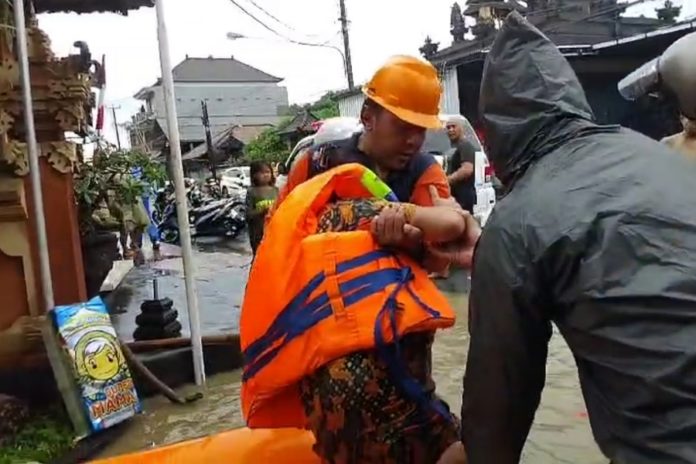 Banjir Parah Di Kusamba, Sejumlah Warga Terjebak Di Rumahnya 1