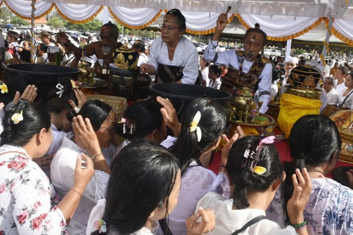 Banyupinaruh Di Pantai Mertasaari Diikuti 5 Ribu Umat Hindu 1