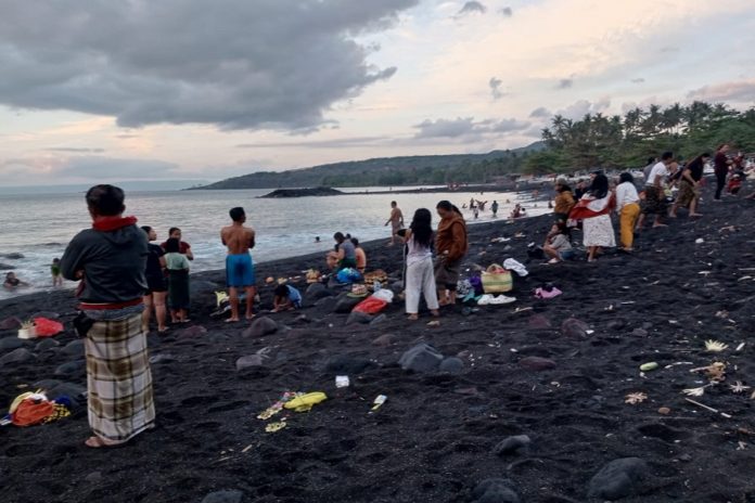 Banyupinaruh, Pantai Ini Yang Dipadati Pengunjung Di Karangasem 1