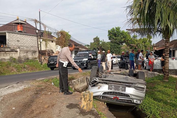 Diduga Akibat Sopir Mengantuk, Mobil Oleng Hingga Masuk Parit 1