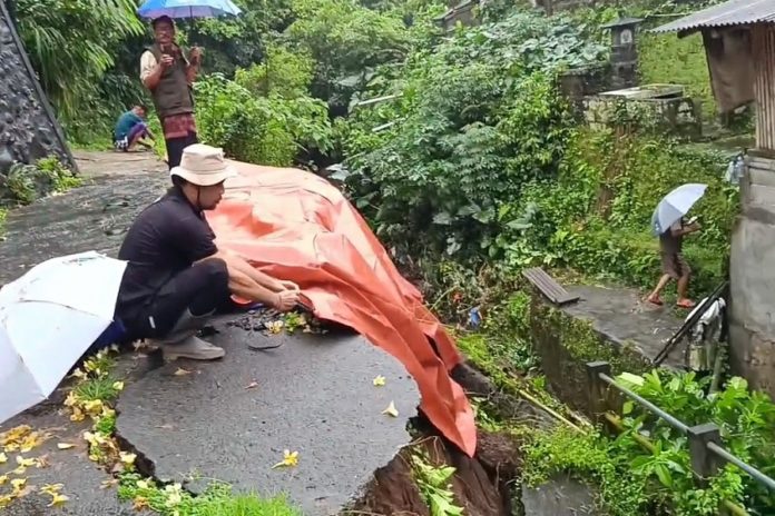 Diguyur Hujan, Jalan Menuju Pura Puseh Guliang Kawan Ambles 1
