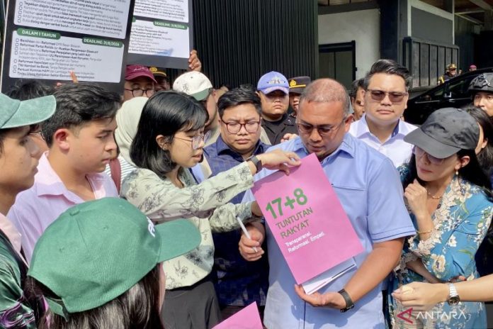 Dokumen 17+8 Tuntutan Rakyat Diserahkan Ke DPR RI 1