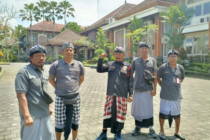 DPRD Jembrana Tetap Ngantor, Dijaga Pecalang 1
