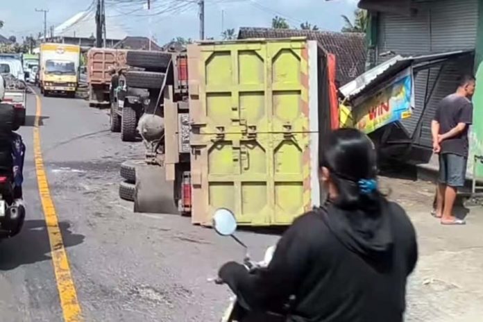 Hindari Pemotor, Truk Terguling Dan Seruduk Warung Di Jalur Utama Besakih 1