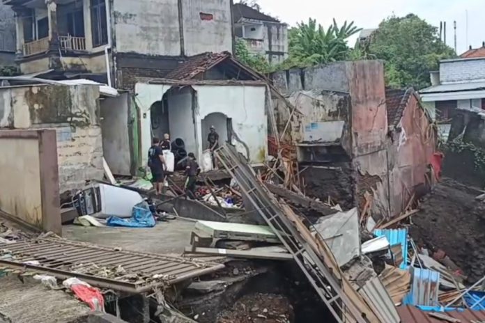 Hujan Deras Sebabkan Banjir Di Tabanan, Lima Bangunan Ambles Tergerus 1