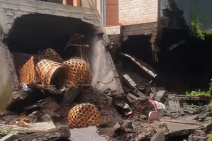 Hujan Lebat Sebabkan Senderan Tergerus, Penghuni Rumah Di Desa Gunaksa Waswas 1