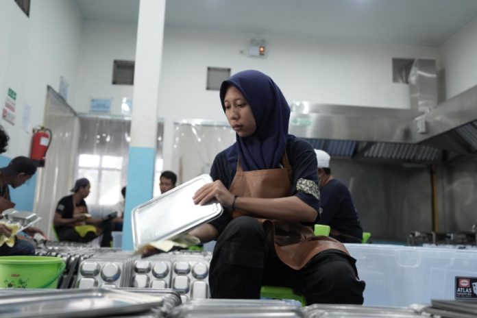 Ibu Tunggal Harap Prabowo Lanjutkan MBG: Cuma Di Sini Saya Bisa Ditampung Kerja 1