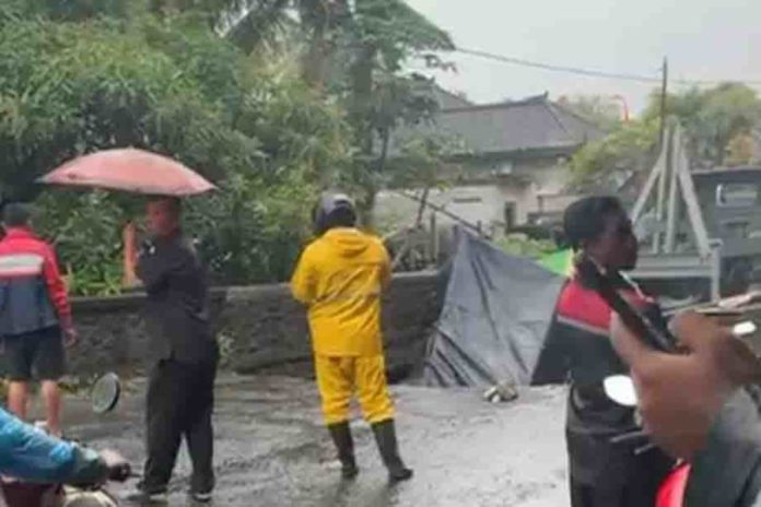 Jalan Ambles Di Gianyar, Truk Pengangkut Besi Terjerembab 1