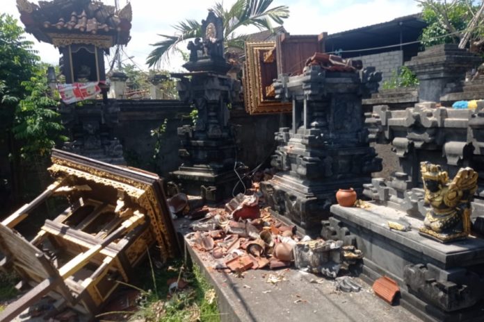 Kabel Melintang Rendah Diseruduk Truk Saat Melintas, 3 Pelinggih Roboh 1
