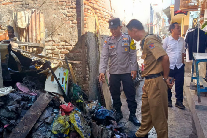 Kebakaran Tumpukan Sampah Di Rumah Padat Penduduk, Kobaran Api Menyambar Rumah Warga 1