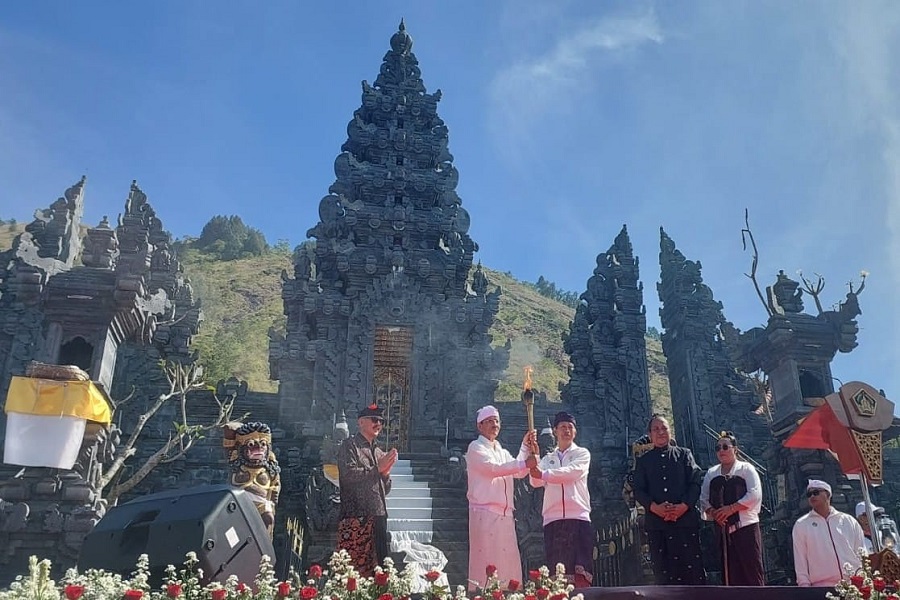 Suasana Sakral Terasa Kental dalam Prosesi Pelepasan Obor Porprov dari Kantor Bupati Buleleng