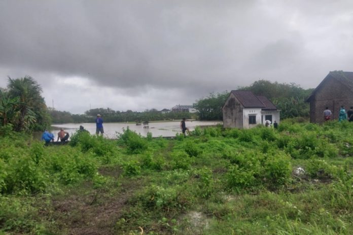 Lintasi Jalan Banjir Di Pengambengan, Perempuan Hilang Terseret Arus Saat Dibonceng Suami 1