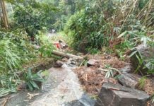 Bencana tanah longsor menutup akses jalan ke Bukit Abah Desa Besan dan hingga kini belum tertangani. (BP/istimewa)