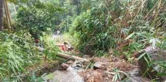 Bencana tanah longsor menutup akses jalan ke Bukit Abah Desa Besan dan hingga kini belum tertangani. (BP/istimewa)