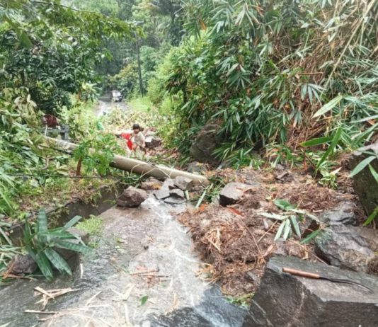 Bencana tanah longsor menutup akses jalan ke Bukit Abah Desa Besan dan hingga kini belum tertangani. (BP/istimewa)