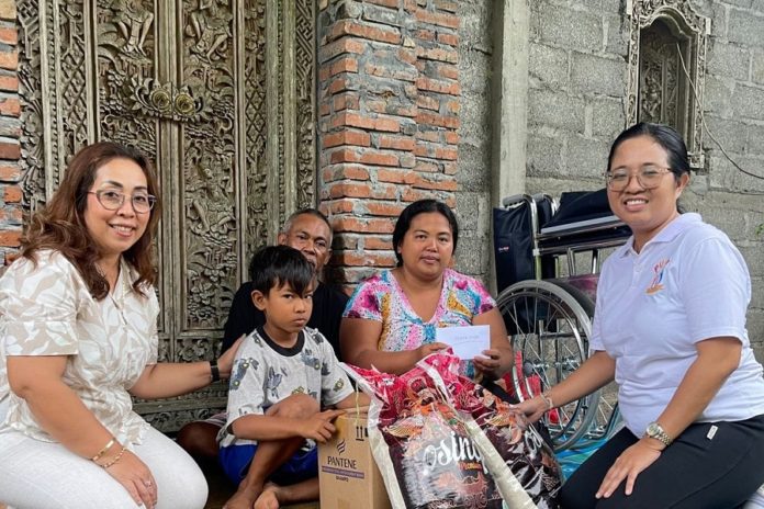Lumpuh Akibat Saraf Kejepit, Sujana Diberi Bantuan Kursi Roda Dan Sembako 1