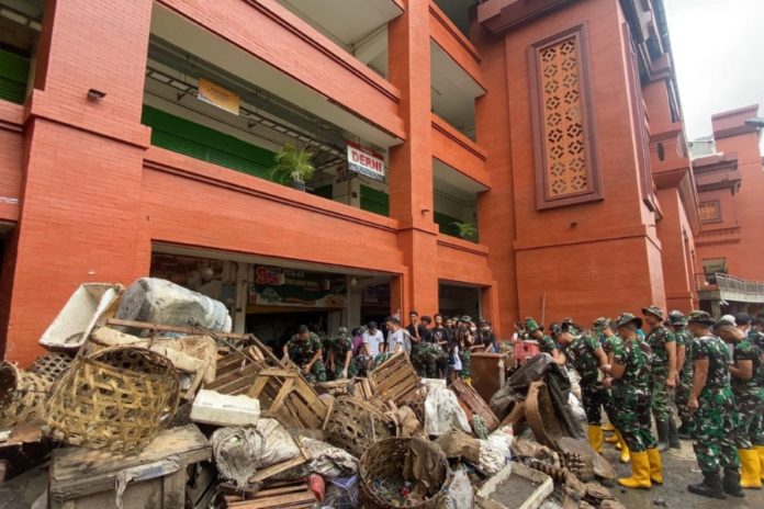 Menteri LH Minta Sampah Sisa Banjir Dibawa Ke TPA Suwung 1