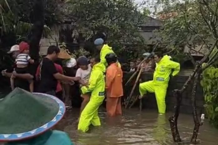 Nenek Bersama Tiga Cucunya Terjebak Banjir Di Pemogan 1