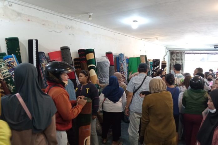 Pascabanjir Bandang, Pedagang Di Jl. Gajah Mada Obral Murah Dagangan 1