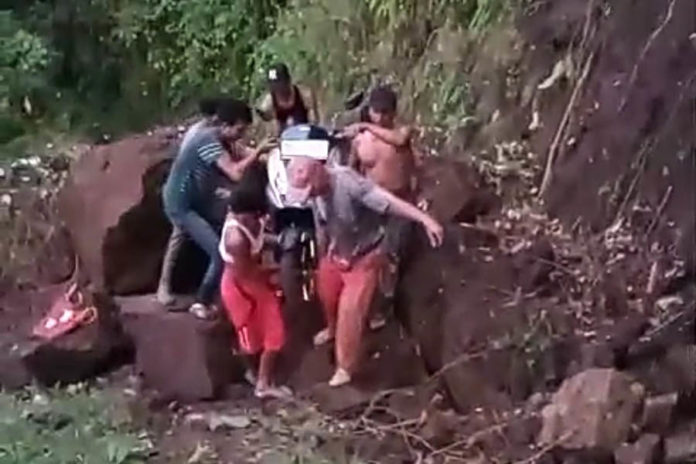 Pascabanjir, Warga Yehembang Kangin Gotong Royong Buka Akses Jalan 1