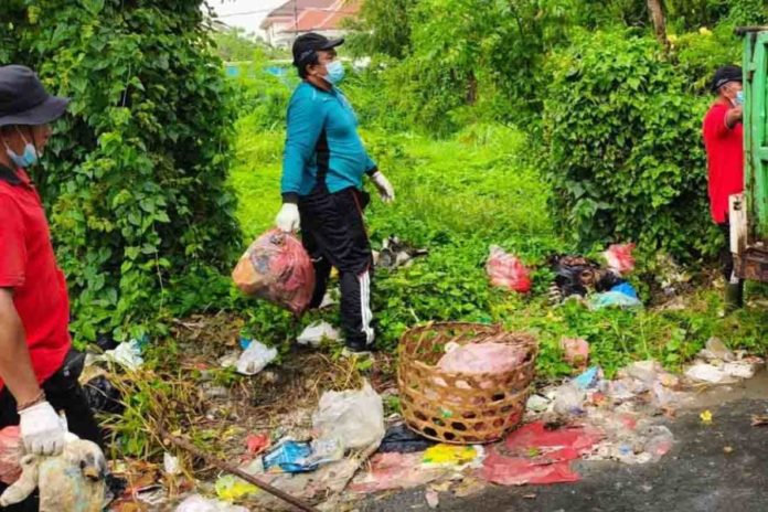 Pembuang Sampah Sembarangan Di Desa Sumerta Kelod Diberi Sanksi, Ini Caranya 1