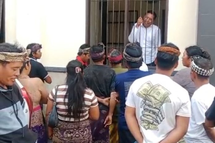 Perbekel Jalani Sidang Korupsi, Puluhan Warga Subaya Kembali Hadir Beri Dukungan 1