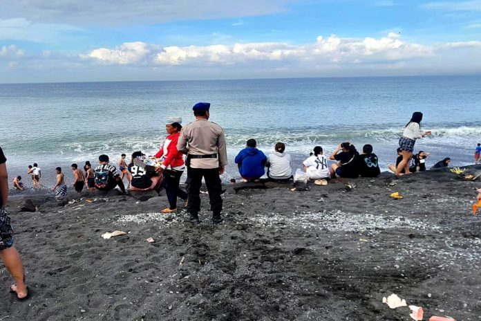 Pesisir Klotok Diserbu Warga 1