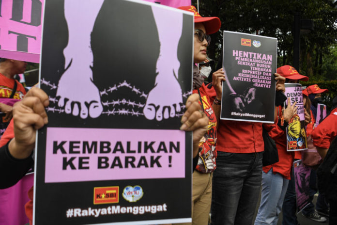 Ratusan Mahasiswa Unjuk Rasa Di Depan Gedung DPR, Desak Tuntutan 17+8 Dipenuhi 1