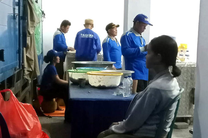 Ratusan Pengungsi Di Kusamba Pilih Pulang, Tagana Bawakan Makanan Ke Setiap Rumah 1