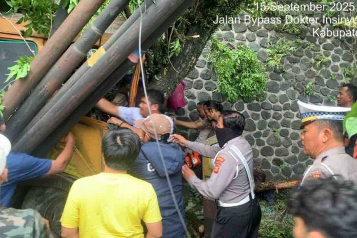 Rem Blong, Truk Hantam Tiang Telepon Di Bypass Ir. Soekarno Tabanan 1