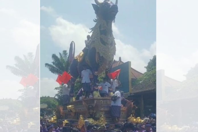 Ribuan Warga Iringi Palebon Tjok Niti, Kapolres Gianyar Ikut Gotong Bade Setinggi 19 M 1