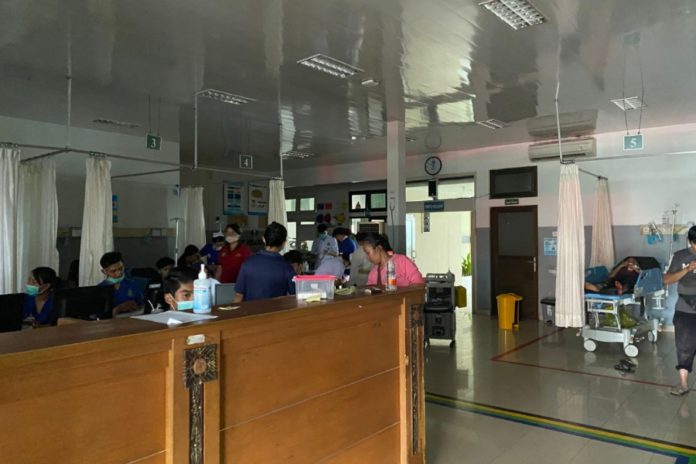 RSUD Wangaya Lumpuh, Banjir Sebabkan Penyengker Jebol Hingga Sejumlah Kendaraan Hanyut 1