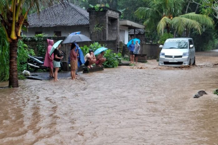 Rumah Diterjang Banjir, Puluhan KK Di Desa Antiga Ngungsi 1