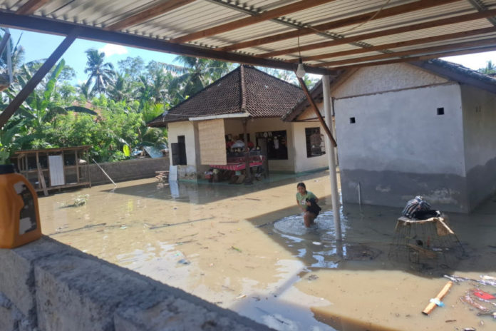 Rumah Masih Tergenang Air, Puluhan Warga Di Desa Antiga Pilih Tinggalkan Pengungsian 1