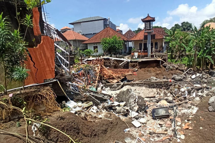 Rumahnya Terseret Banjir, Satu Keluarga Di Mengwitani Dilaporkan 1