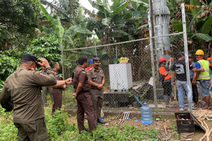 Satpol PP Badung Bongkar 111 Tower Monopol 1