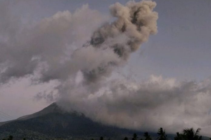Selama 6 Jam, Erupsi Gunung Lewotobi Laki Laki Capai 19 Kali 1