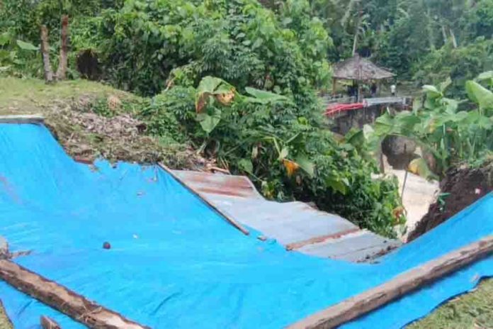 Setra Bongan Tergerus Hujan Deras, Jenazah Tersingkap 1